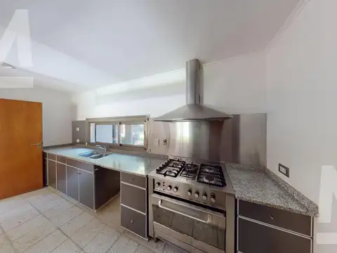 Casa en Alquiler con 2 cocheras