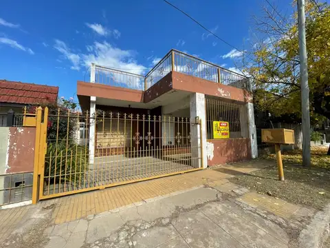Excelente Casa, a metros estación de Glew