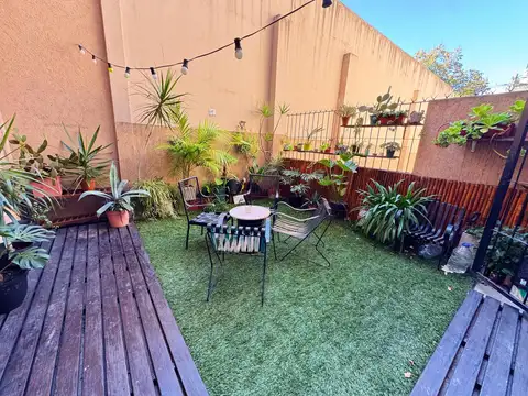 Departamento con cochera y jardín propio a la venta