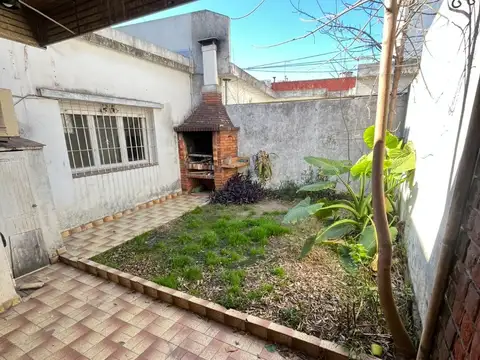 CASA 4 AMBIENTES ---"REGULAR ESTADO" ---LOTE PROPIO CON JARDIN  PARRILLA Y TERRAZA.