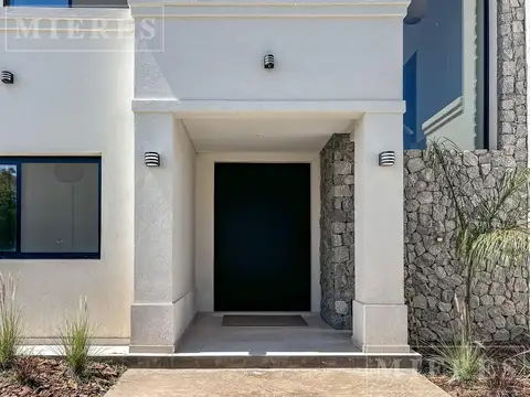 Casa en Venta con 4 cocheras