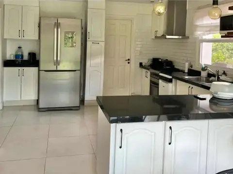 Casa en Venta con 4 cocheras