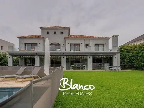 Casa en Venta con 2 cocheras