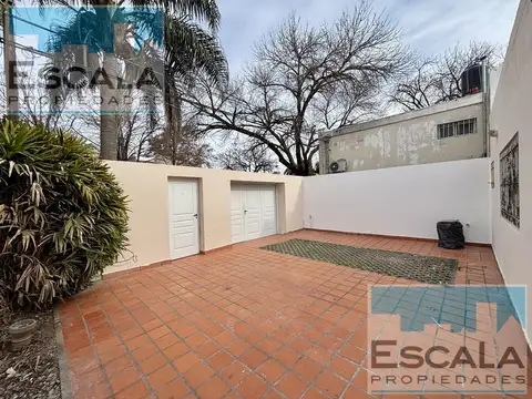 CASA DE DOS DORMITORIOS CON COCHERA EN ALQUILER FISHERTON