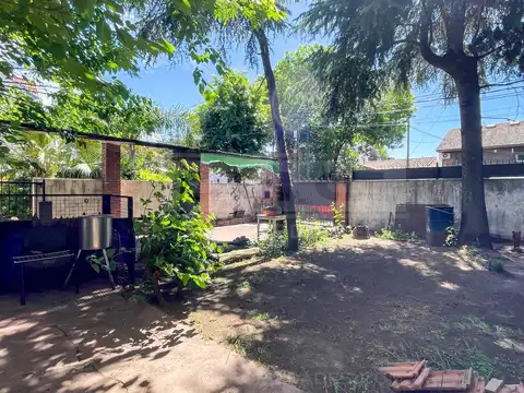 Aramburu al 1400 entre Pringels y Castro Barros