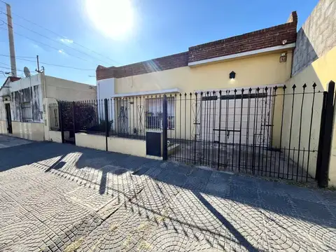 VENTA CASA CON PATIO JARDIN Y COCHERA