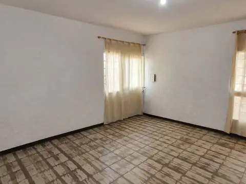 Casa 5 ambientes con 1 baño