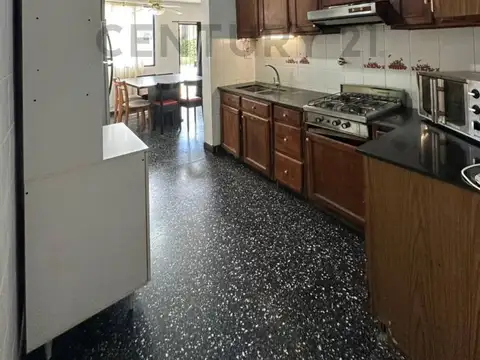 21D E/ 423 BIS Y 424 | CASA DE 4 DORMITORIOS CON PARQUE Y PILETA