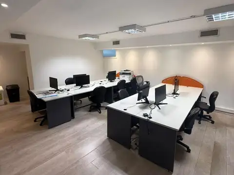 Oficina 5 ambientes con 2 baños