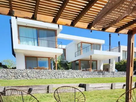 Venta casa moderna en Albanueva al Rio. Oportunidad!! .