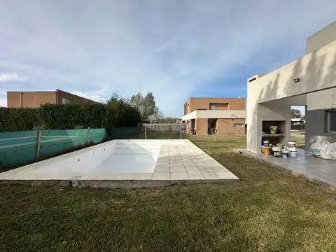 Casa en Alquiler en Pilar del Este - Casas del Este, USD 1.500