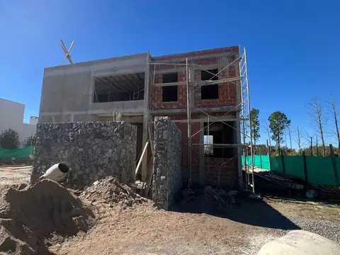 Casa en Venta con 3 cocheras