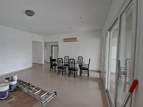 Casa en Alquiler con 3 cocheras