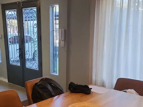 Casa 8 ambientes con 2 baños