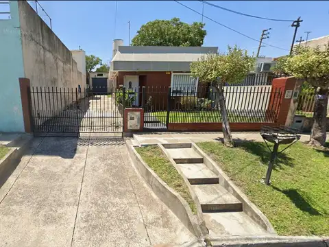 VENTA CASA, JARDIN y GALPON - 126m Cub / 300m Lote