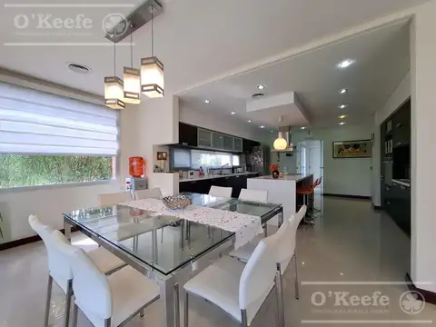 Casa en venta con tres dormitorios en suites, escritorio y  amplio playroom en Fincas de Iraola II