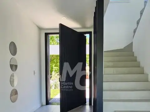 Casa en Alquiler con 2 cocheras