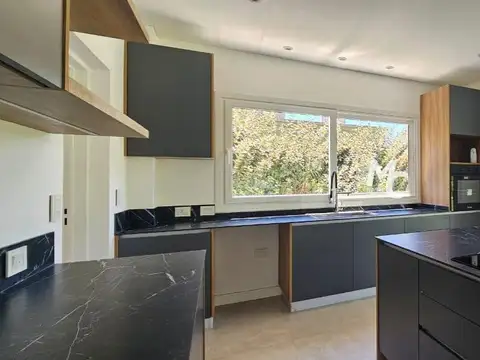 Casa en Alquiler al Oeste