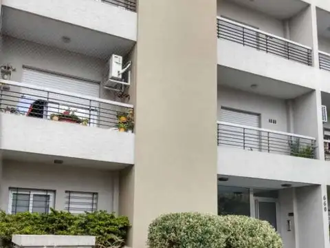 Departamento de 2 amb. con patio, cochera cubierta y baulera en Castelar Sur