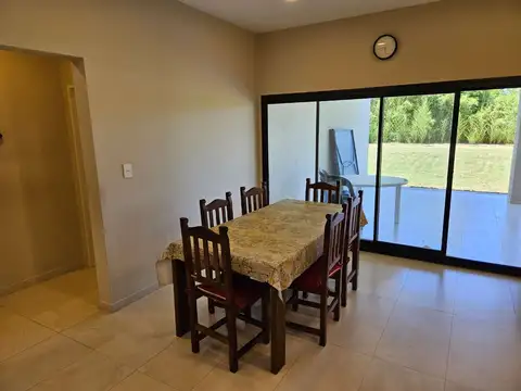 Casa 4 ambientes con 2 baños