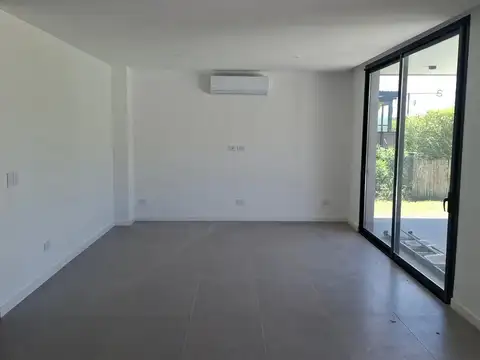 Casa en Alquiler con 2 cocheras