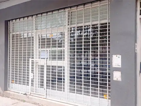 AMPLIO LOCAL COMERCIAL VIDRIADO SOBRE AV. URIBURU
