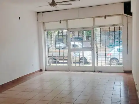 AMPLIO LOCAL COMERCIAL VIDRIADO SOBRE AV. URIBURU