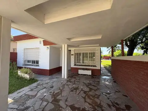 Casa con quincho, pileta y gran terreno parquizado