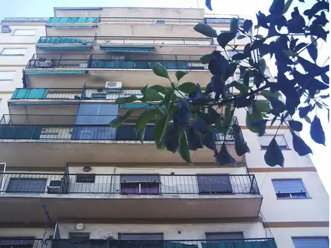 3 AMBIENTES AL FRENTE CON BALCON A METROS DE LA AVDA. MITRE 