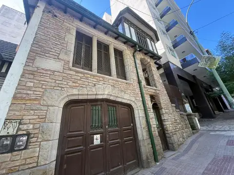 CHALET TUDOR DE 8 AMBIENTES - ESTILO MEDIEVAL