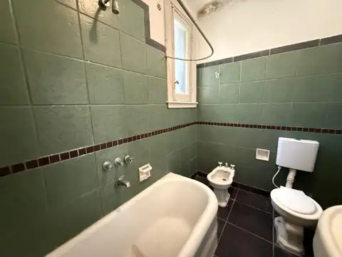 Casa 8 ambientes con 4 baños
