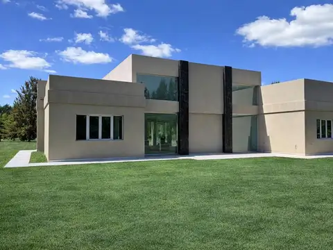 Casa 4 ambientes con 3 baños