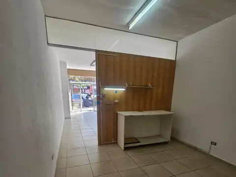 Local sobre Av. Mitre en impecable estado