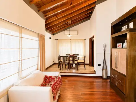 Casa 4 ambientes con 2 baños