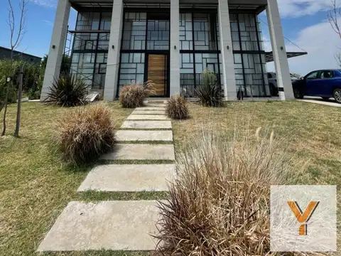 Casa en venta - 3 Dormitorios 3 Baños - 2.000Mts2 - Pilar