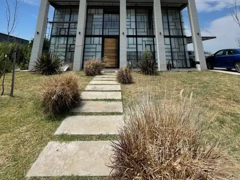 Casa en venta - 3 Dormitorios 3 Baños - 2.000Mts2 - Pilar