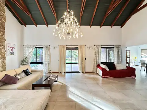 Casa 8 ambientes con 4 baños