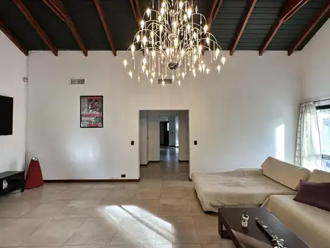 Importante Casa en Aldea en Venta 5 Dormitorios e Imponente Parque Añoso