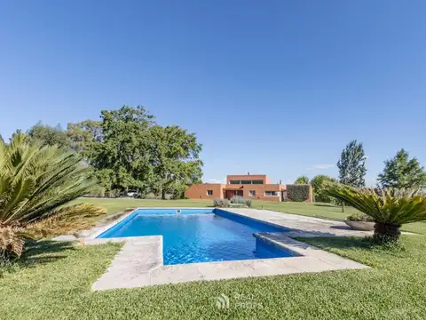 VENTA Chacra de 25.000mts en Zelaya con casa principal con pileta y casas de huéspedes
