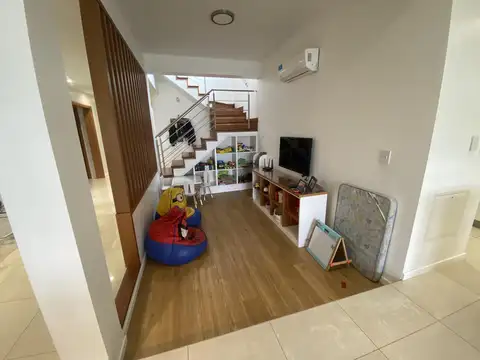 Casa en Alquiler con 2 cocheras