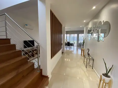 Casa en Alquiler en Puerto Roldan, USD 2.800