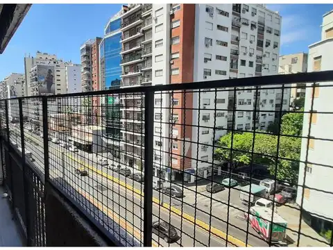 EXC DEPARTAMENTO DE 4 AMBIENTES AL FRENTE CON BALCON SOBRE AV CABILDO