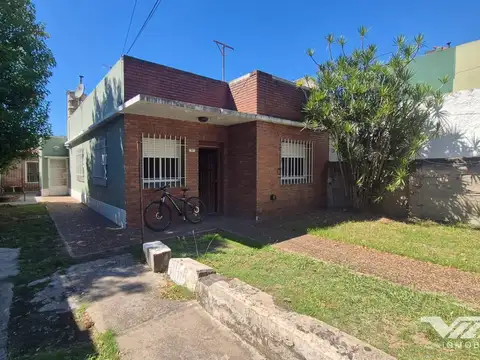 En Venta, Casa 4 amb. cochera, jardín, quincho, patio y terraza . - V. Martelli