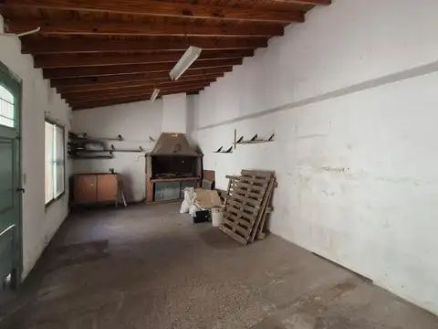 En Venta, Casa 4 amb. cochera, jardín, quincho, patio y terraza . - V. Martelli