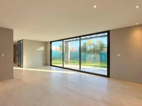 Casa en Alquiler con 2 cocheras