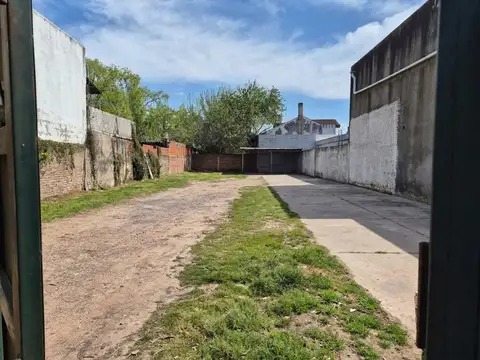 Lote baldío, a mts de Av Gaspar Campos, sobre asfalto.