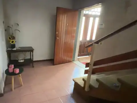 Casa 7 ambientes con 2 baños