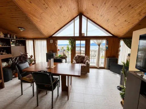 Casa 8 ambientes con 6 baños