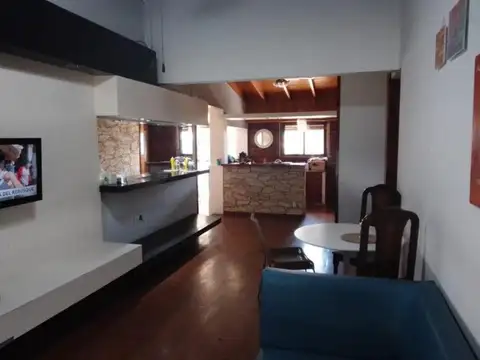 Casa 7 ambientes con 2 baños