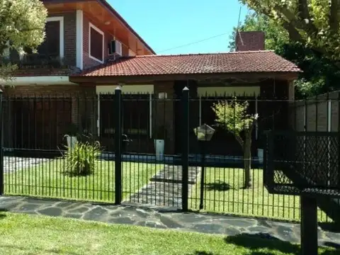 Casa en  City Bell entre caminos